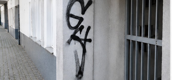 Graffiti auf gestrichener Fassade