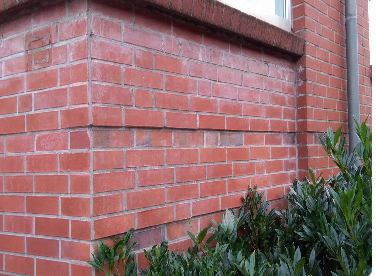Gereinigte Klinkerfläche ohne Graffiti